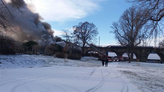 Krtce po jedenct dopoledne vyjely tyi jednotky hasi k poru dlny na ostrov tvanice (5.1.2017)