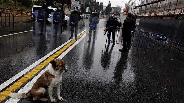 V okol istanbulskho nonho klubu Reina, na kter zatoil neznm pachatel, hldkuj policist i poben hldka (1. ledna 2017).