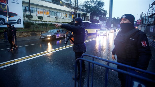 V okol istanbulskho nonho klubu Reina, na kter zatoil neznm pachatel, hldkuj policist i poben hldka (1. ledna 2017).