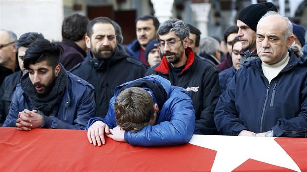 V Istanbulu u zaaly pohby prvnch obt toku v nonm klubu Reina. Podle muslimskch zvyklost by ml poheb nsledovat co nejdve po smrti lovka (1. ledna 2017).