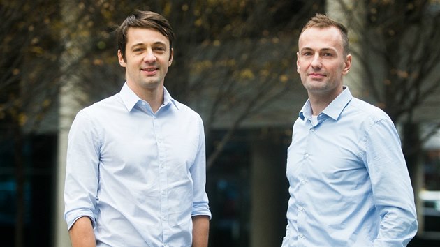 Martin Jahoda (vlevo) a Jan Bezina vystudovali Vysokou kolu ekonomickou v Praze. Jsou sportovn nadenci, v roce 2013 zaloili firmu SportAnalytik s clem motivovat dti ke sportu. 
