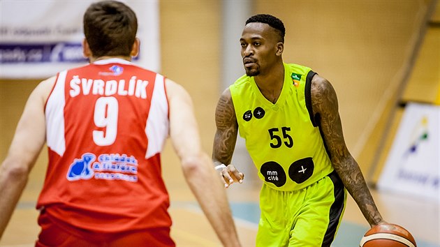 Kevin Ware (vpravo) z Brna hled cestu pes pardubickho Kamila vrdlka.