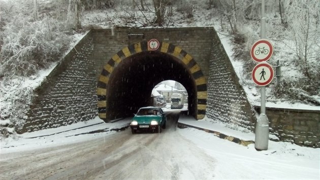 Dlouh kolona ped my drou v Novm Mst nad Metuj (2.1.2017).