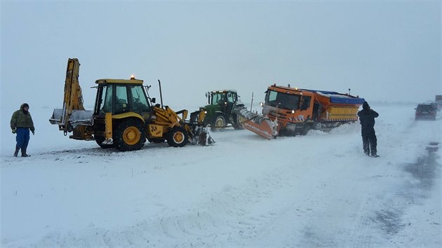 Kvli zvjm zapadlo u Jsenn na Nchodsku 20 vozidel i traktor a sypa, kter jim vyjely na pomoc (4.1.2017).