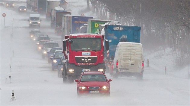 Na hlavnm tahu z Hradce Krlov na Jin se kvli snhu tvoily dlouh kolony (4. 1. 2017).