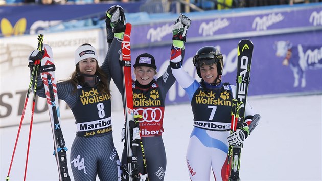 Tessa Worleyov (uprosted) slav triumf v obm slalomu v Mariboru, vlevo je druh Sofia Goggiaov a vpravo tet Lara Gutov.