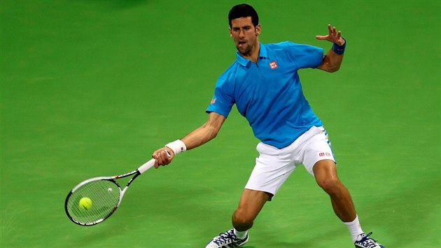 Novak Djokovi returnuje ve finle turnaje v Dauh.