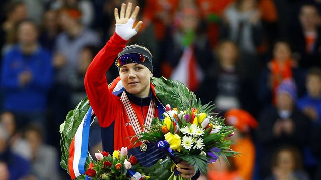 AHOJ! Karolna Erbanov pi medailovm ceremonilu, prv triumfovala na mistrovstv Evropy ve sprinterskm tyboji.