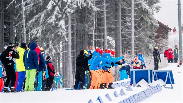U JE TO JIST. Gabriela Koukalov (vpravo) slav s eskm biatlonovm realizanm tmem triumf v zvodu s hromadnm startem v Oberhofu