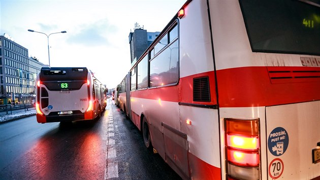 Autobusy v zk ulici v Brn blokuj pechod i dopravu