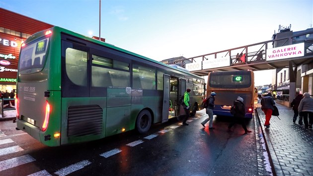 Autobusy v zk ulici v Brn blokuj pechod i dopravu
