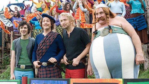 Vincent Lacoste, Guillaume Gallienne, Edouard Baer a Grard Depardieu ve filmu Asterix a Obelix ve slubch Jejho Velienstva (2012)