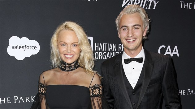 Pamela Andersonov a jej syn Brandon Thomas Lee (Beverly Hills, 7. ledna 2017)
