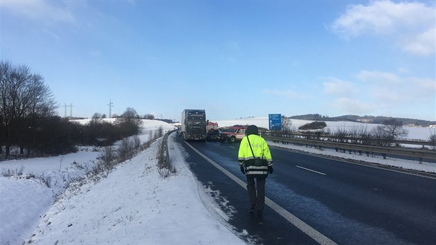 Po stetu kamionu a dvou osobnch aut u Psku zemeli dva lid a pt se jich zranilo. (6.1.2017)