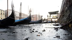 Benátské kanály zstaly bez vody, lod nemohou vyplout. (29.12. 2016)