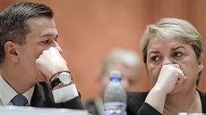 Rumunský premiér Sorin Grindeanu a Sevil Shhaidehová, která byla pvodn...