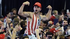 Fanoušek Donalda Trumpa ukazuje svaly, na kterých má nápis „Postavme zeď!“ (15.... Fanoušek Donalda Trumpa ukazuje svaly, na kterých má nápis „Postavme zeď!“ (15....