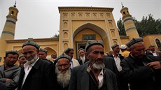 Muslimové z ínské provincie Sin-iang ped meitou v Kagaru (24. kvtna 2013)