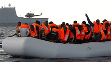 Italské námonictvo zachrauje migranty z peplnného lunu u beh Libye (2....