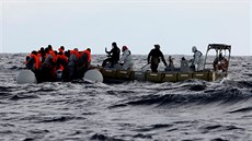 Italské námonictvo zachrauje migranty z peplnného lunu u beh Libye (2....
