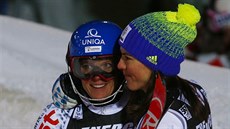 Vítzka Veronika Velez-Zuzulová a druhá Petra Vlhová (vpravo) po slalomu v...