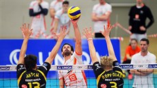 Ondřej Hudeček s Karlovarska s míčem na síti v duelu s finským týmem Tiikerit... Ondřej Hudeček s Karlovarska s míčem na síti v duelu s finským týmem Tiikerit...