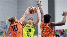 Zleva Jolene Andersonová ze Schia, Marta Xargayová z USK Praha a Endene... Zleva Jolene Andersonová ze Schia, Marta Xargayová z USK Praha a Endene...
