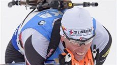 Rakouský biatlonista Julian Eberhard si jede pro vítzství ve sprintu v...