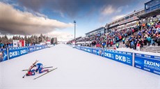 VYHLÍÍ LUTÝ DRES? Gabriela Koukalová bhem nástelu ped sprinterským závodem v Oberhofu.