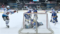 GÓL. Zlínský branká Libor Kaík pekonán, radují se hokejisté Chomutova.
