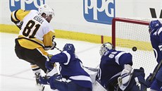 Phil Kessel z Pittsburghu dává gól v utkání proti Tamp.