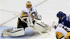 Marc-Andre Fleury v brance Pittsburghu vyráí puk.