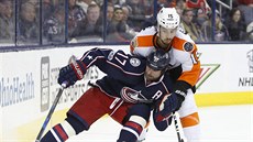 Michael Del Zotto (vpravo) z Philadelphie a Brandon Dubinsky z Columbusu v... Michael Del Zotto (vpravo) z Philadelphie a Brandon Dubinsky z Columbusu v...
