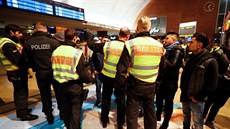 Policisté kontrolují na nádraží mladé muže během silvestrovských oslav (1.... Policisté kontrolují na nádraží mladé muže během silvestrovských oslav (1....