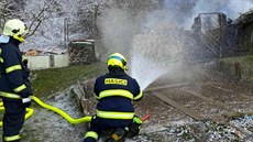 Hasiči v Kynšperku vyjížděli na Nový rok k požáru kůlny plné tlakových lahví. Hasiči v Kynšperku vyjížděli na Nový rok k požáru kůlny plné tlakových lahví.