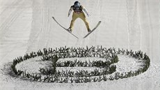 Rakouský skokan na lyích Michael Hayböck letí pi závreném závod Turné ty...