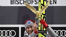Polský skokan Kamil Stoch se chlubí trofejí pro vítěze Turné čtyř můstků. Polský skokan Kamil Stoch se chlubí trofejí pro vítěze Turné čtyř můstků.