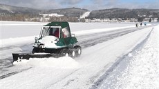 Rolba na lipenské pehrad upravuje bruslaskou dráhu (6.1.2017)