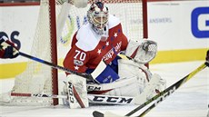Braden Holtby sleduje puk v utkání mezi Washingtonem a Columbusem. Braden Holtby sleduje puk v utkání mezi Washingtonem a Columbusem.