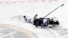 Patrik Laine po hitu od Jakea McCabea v zápase mezi Buffalem a Winnipegem.