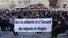 lidé podpoili zadreného farmáe ped budovou soudu v Nice (4. ledna 2017)