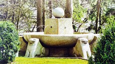 Málo známá památka na dvoře Hrádku. Podle Golského symbolizuje germánský symbol... Málo známá památka na dvoře Hrádku. Podle Golského symbolizuje germánský symbol...