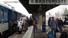 Policie kvůli hrozbě bombou evakuovala rychlík, který projížděl přes Beroun a... Policie kvůli hrozbě bombou evakuovala rychlík, který projížděl přes Beroun a...