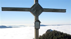 Kříž na vrcholu Velkého Ostrého (Grosser Osser). V pozadí je vidět Malý Ostrý... Kříž na vrcholu Velkého Ostrého (Grosser Osser). V pozadí je vidět Malý Ostrý...