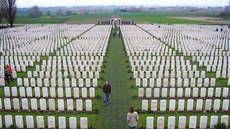 Celkový pohled na válený hbitov zvaný Tyne Cot nedaleko Yper