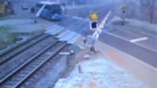 Ukrajinský autobus riskoval na přejezdu, musel ulomit závoru Ukrajinský autobus riskoval na přejezdu, musel ulomit závoru