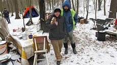 Bezdomovci Zdeněk Hudek a Karla Melcherová přebývají ve stanech poblíž Fakultní... Bezdomovci Zdeněk Hudek a Karla Melcherová přebývají ve stanech poblíž Fakultní...