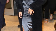Kim Kardashian se svérázných kombinací nebojí. Pod veerní aty si oblékla...