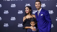 Cristiano Ronaldo na galaveer FIFA do Curychu dorazil se synem a pítelkyní...