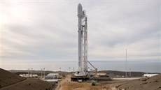 Raketa Falcon 9 připravená na rampě na Vanderbergově základně; Raketa Falcon 9 připravená na rampě na Vanderbergově základně;